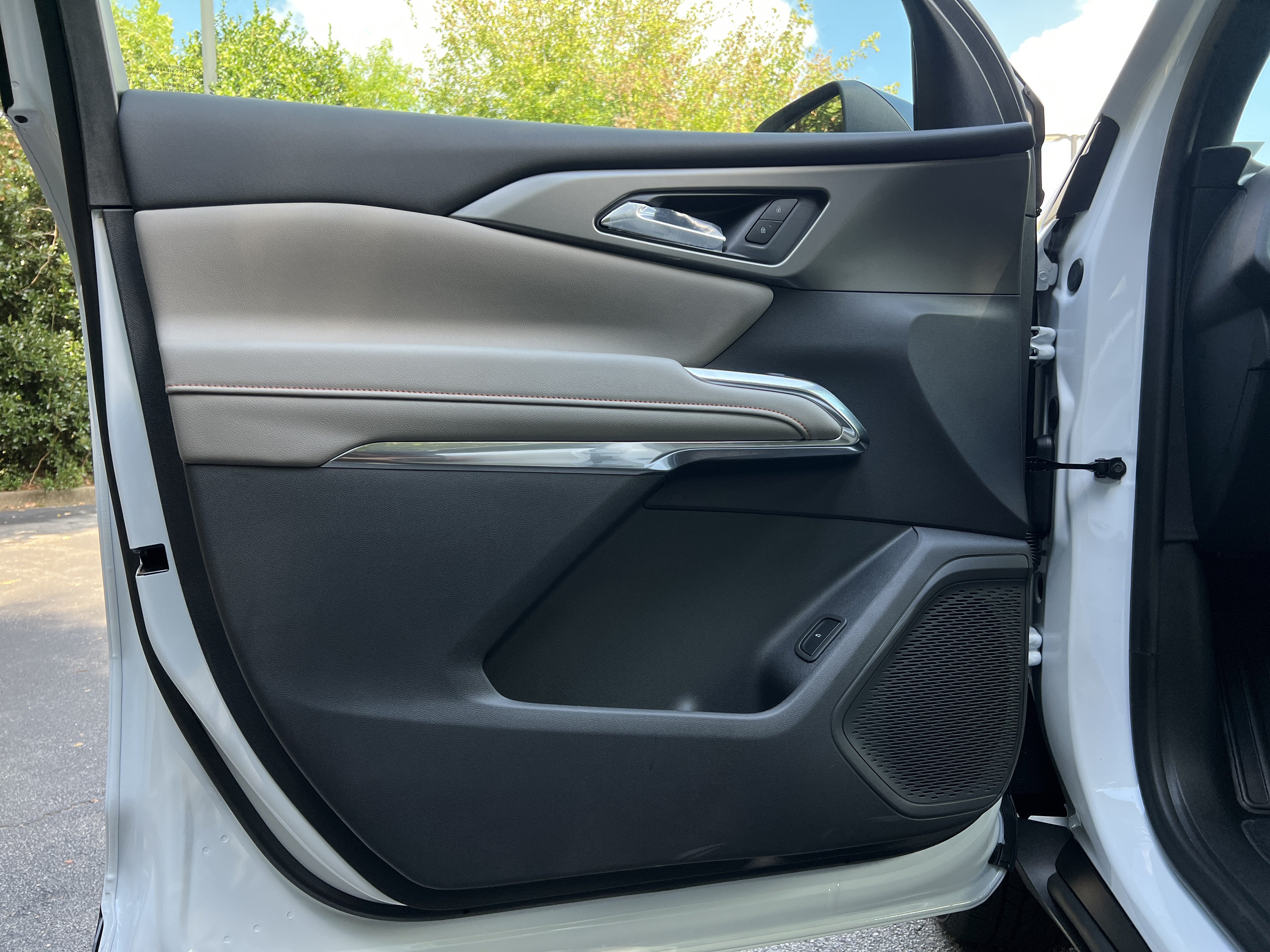 New 2027 Chevrolet Traverse LT w/ Sun and Wheel Package FWD image 15