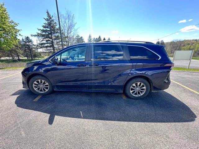 Used 2024 Toyota Sienna LE AWD/4WD image 6