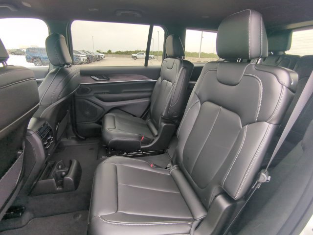 New 2027 Jeep Grand Cherokee L Limited RWD image 16