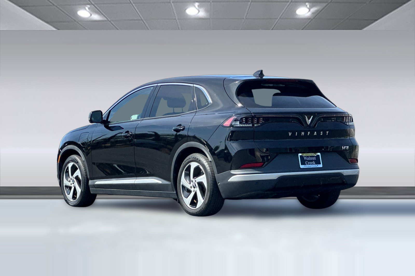 Used 2023 VinFast VF 8 Eco AWD/4WD image 3