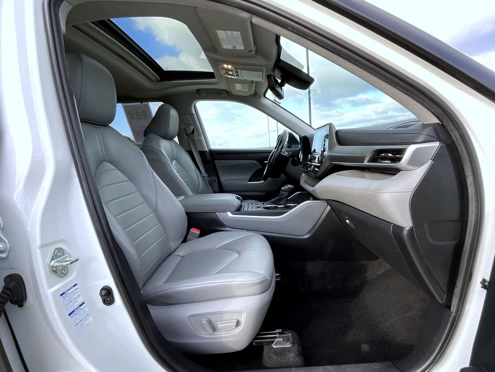 Used 2020 Toyota Highlander XLE image 19