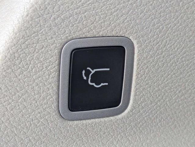 Used 2023 Chrysler Pacifica Touring-L FWD image 12