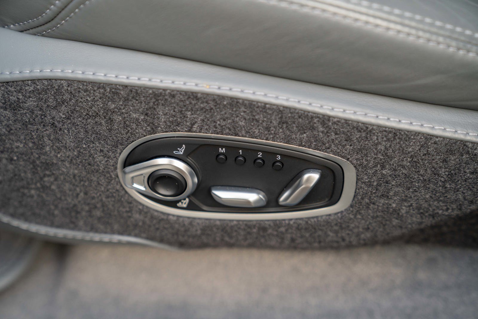 Used 2021 Aston Martin DBX image 17