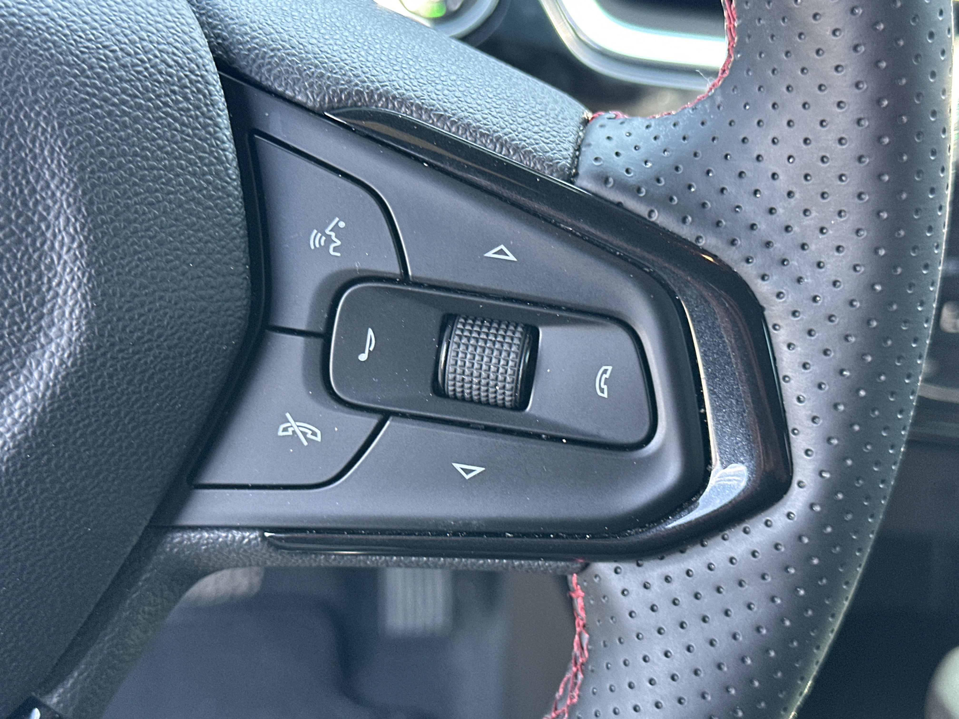 Used 2025 Chevrolet Trax RS FWD image 25