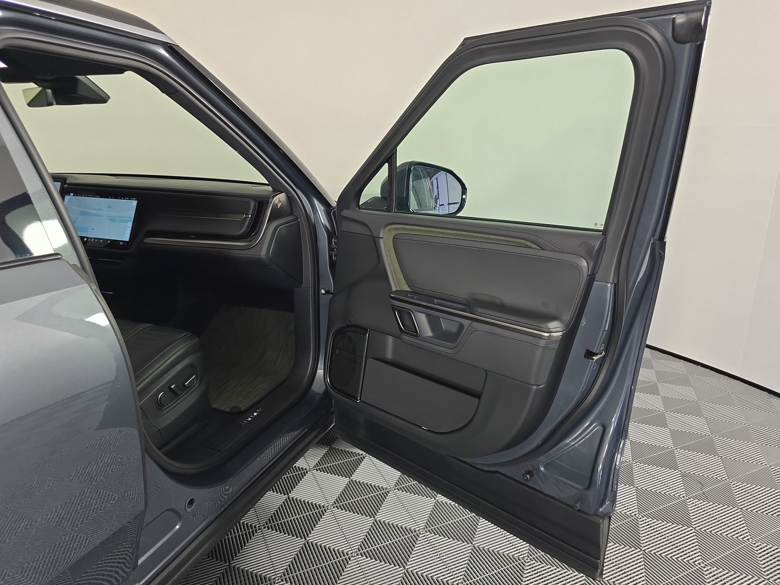 Used 2023 Rivian R1S Adventure image 18