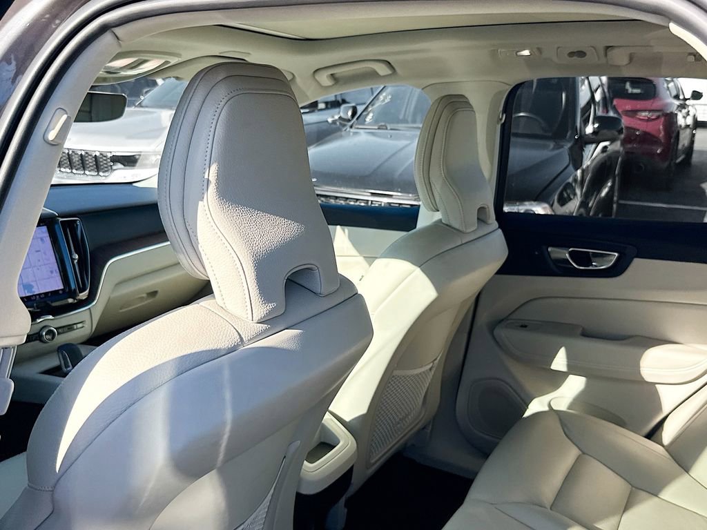Used 2022 Volvo XC60 B5 Momentum AWD/4WD image 28