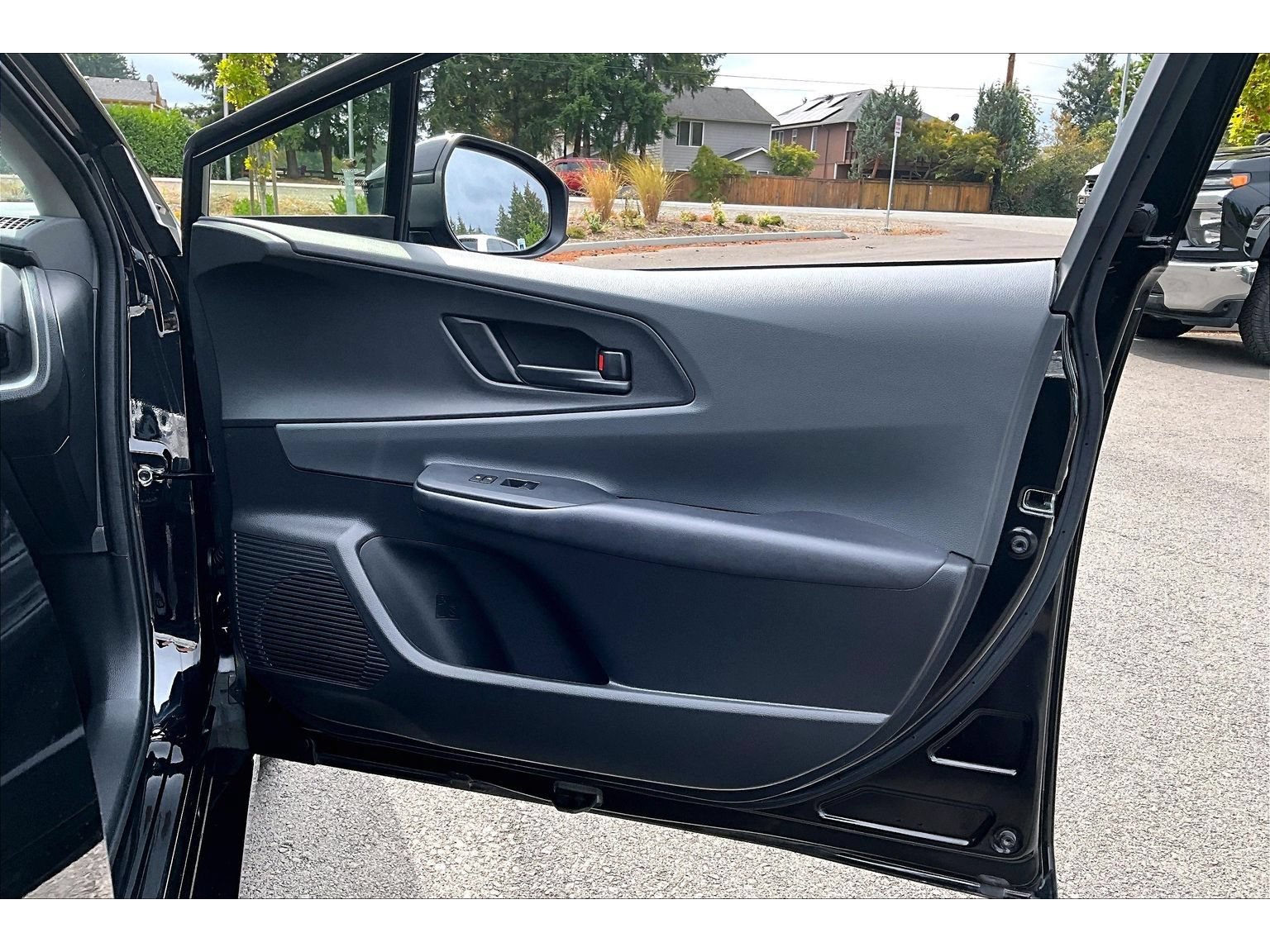 Used 2025 Toyota Prius LE FWD image 23