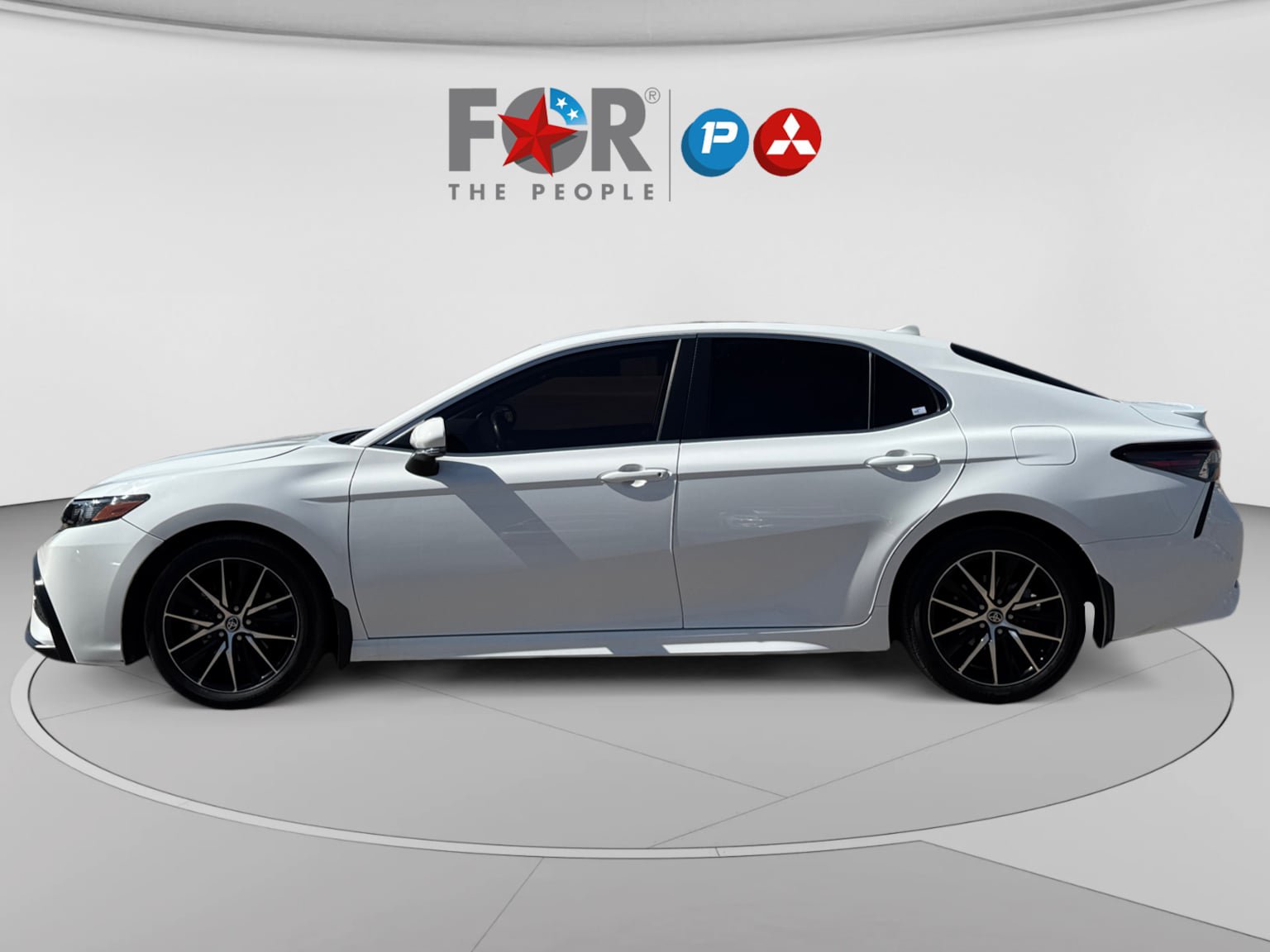 Used 2024 Toyota Camry SE w/ Convenience Package FWD image 2