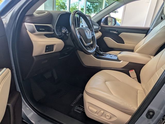 Used 2022 Toyota Highlander XLE FWD image 6