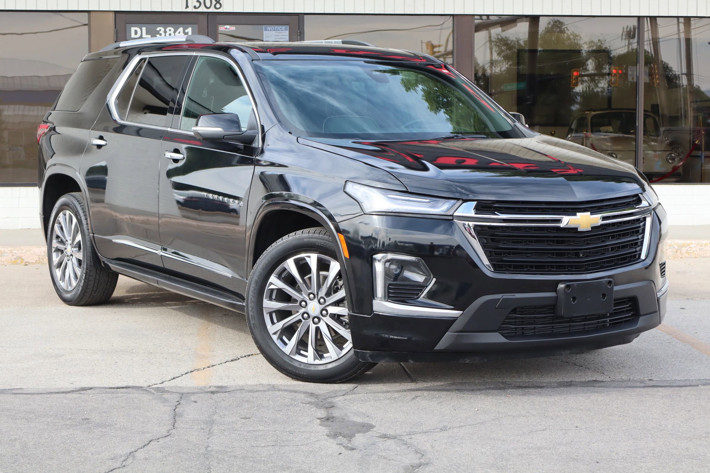 Used 2023 Chevrolet Traverse Premier image 2