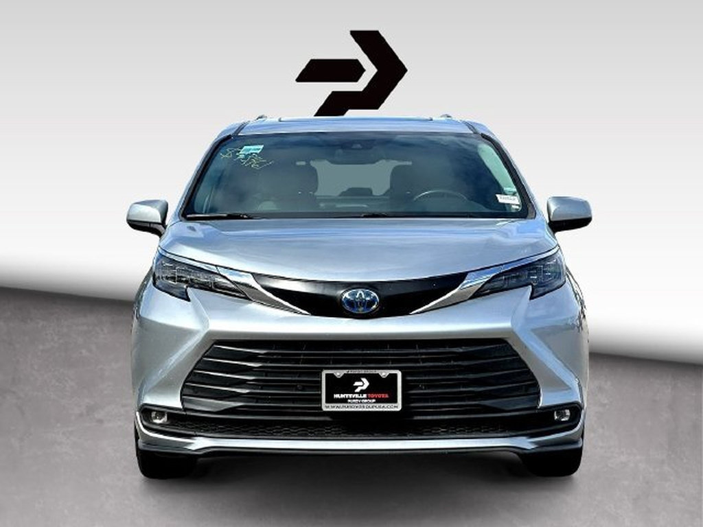 Certified 2025 Toyota Sienna XLE FWD image 3