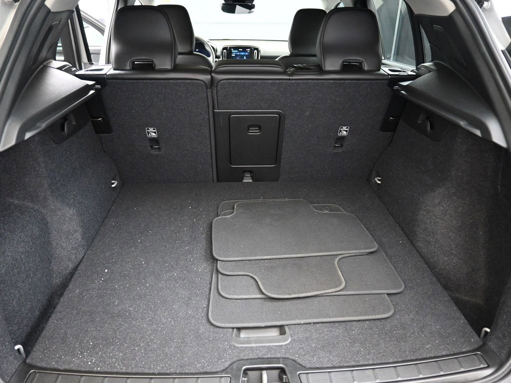 Certified 2025 Volvo XC40 B5 Core image 19