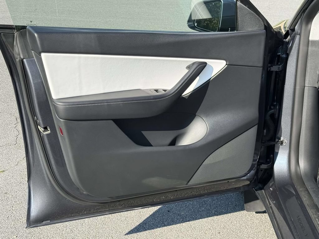 Used 2022 Tesla Model Y Performance AWD/4WD image 9