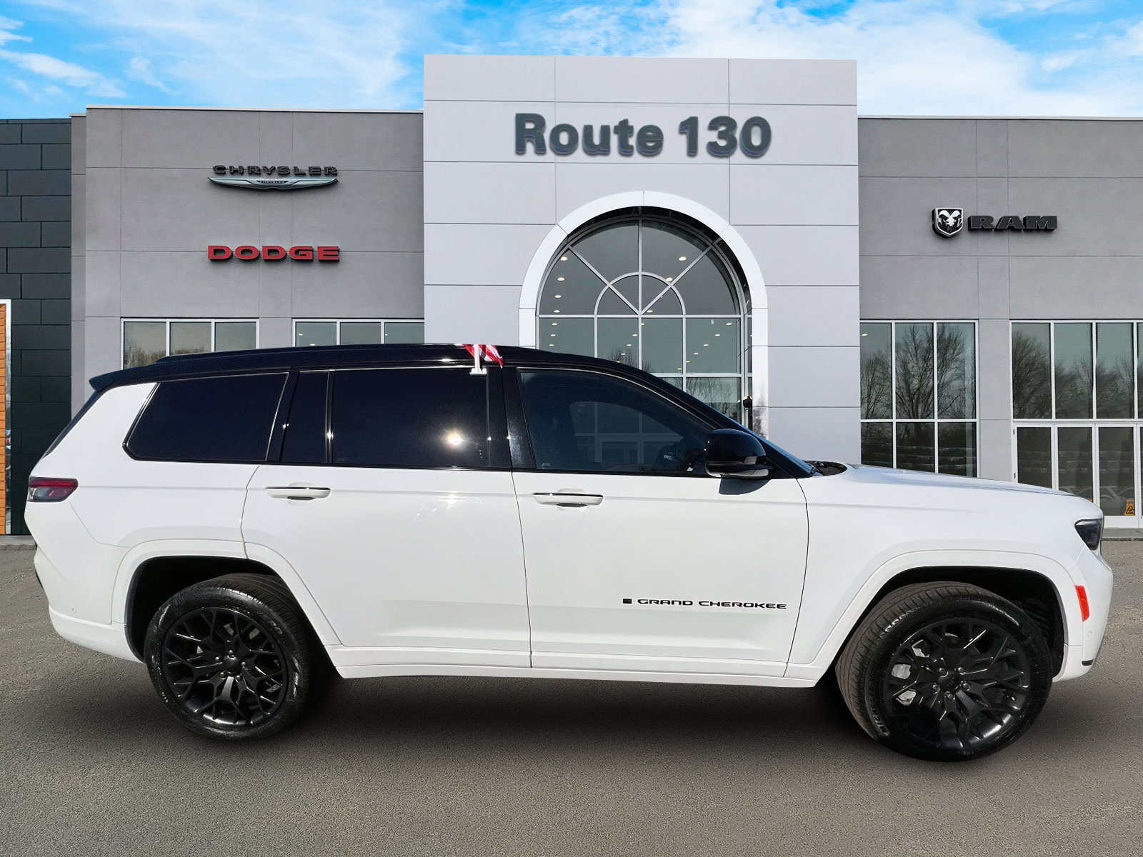 Used 2023 Jeep Grand Cherokee L Summit w/ High Altitude Package AWD/4WD image 5