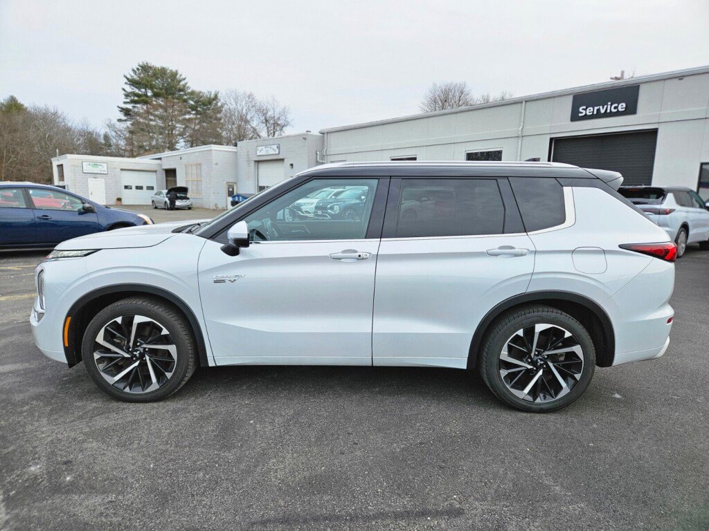 Used 2023 Mitsubishi Outlander SEL image 2