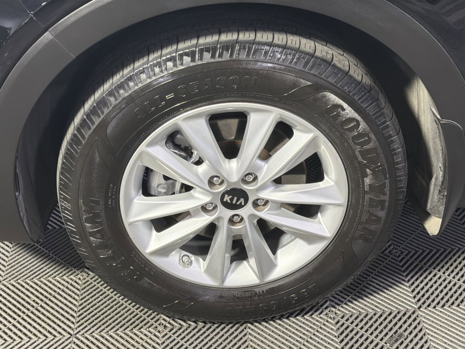 Used 2019 Kia Sorento LX w/ LX Convenience Package image 12