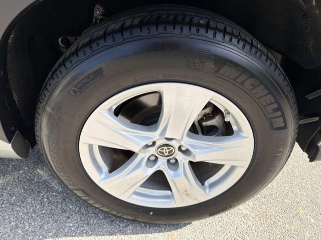 Used 2023 Toyota Highlander L image 32