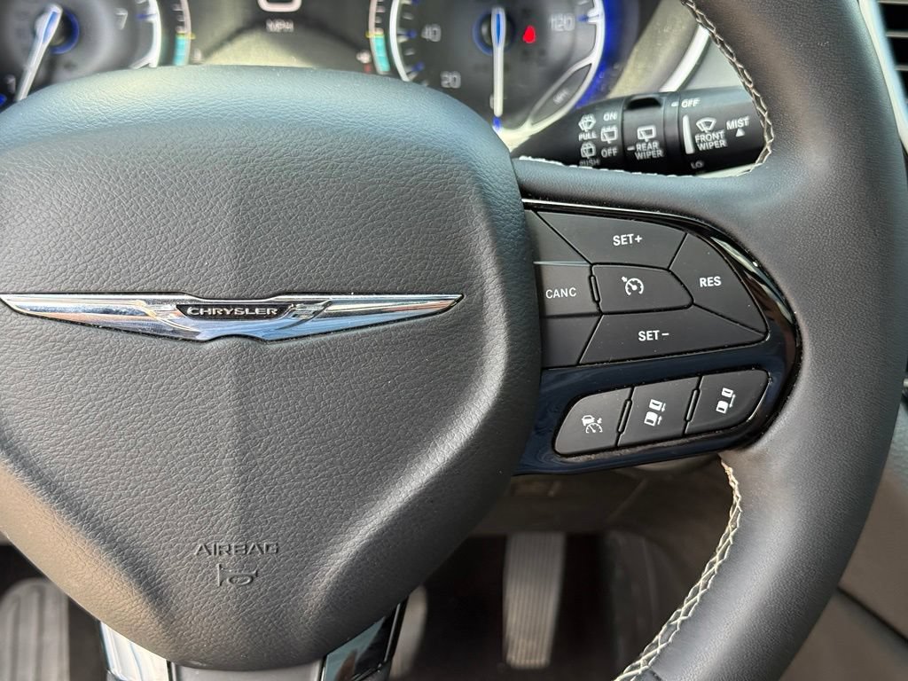 Used 2025 Chrysler Pacifica Limited FWD image 16