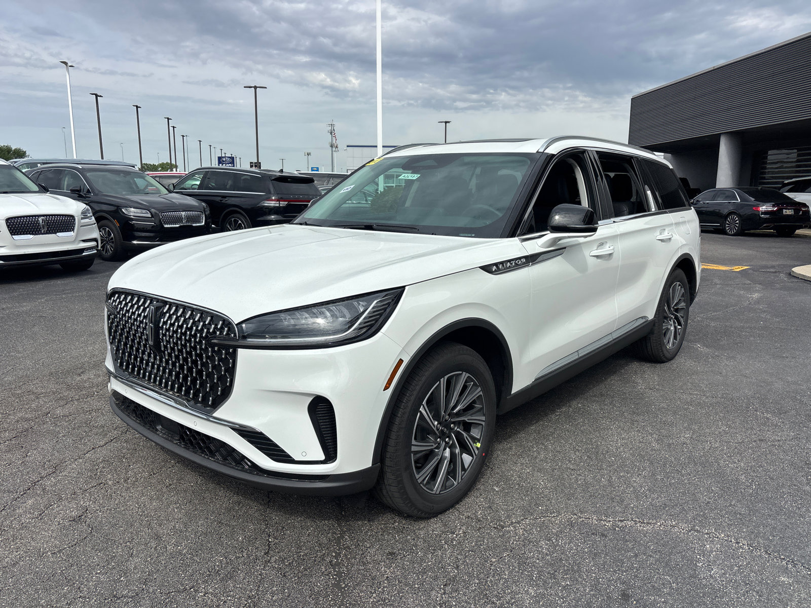 New 2026 Lincoln Aviator AWD image 3