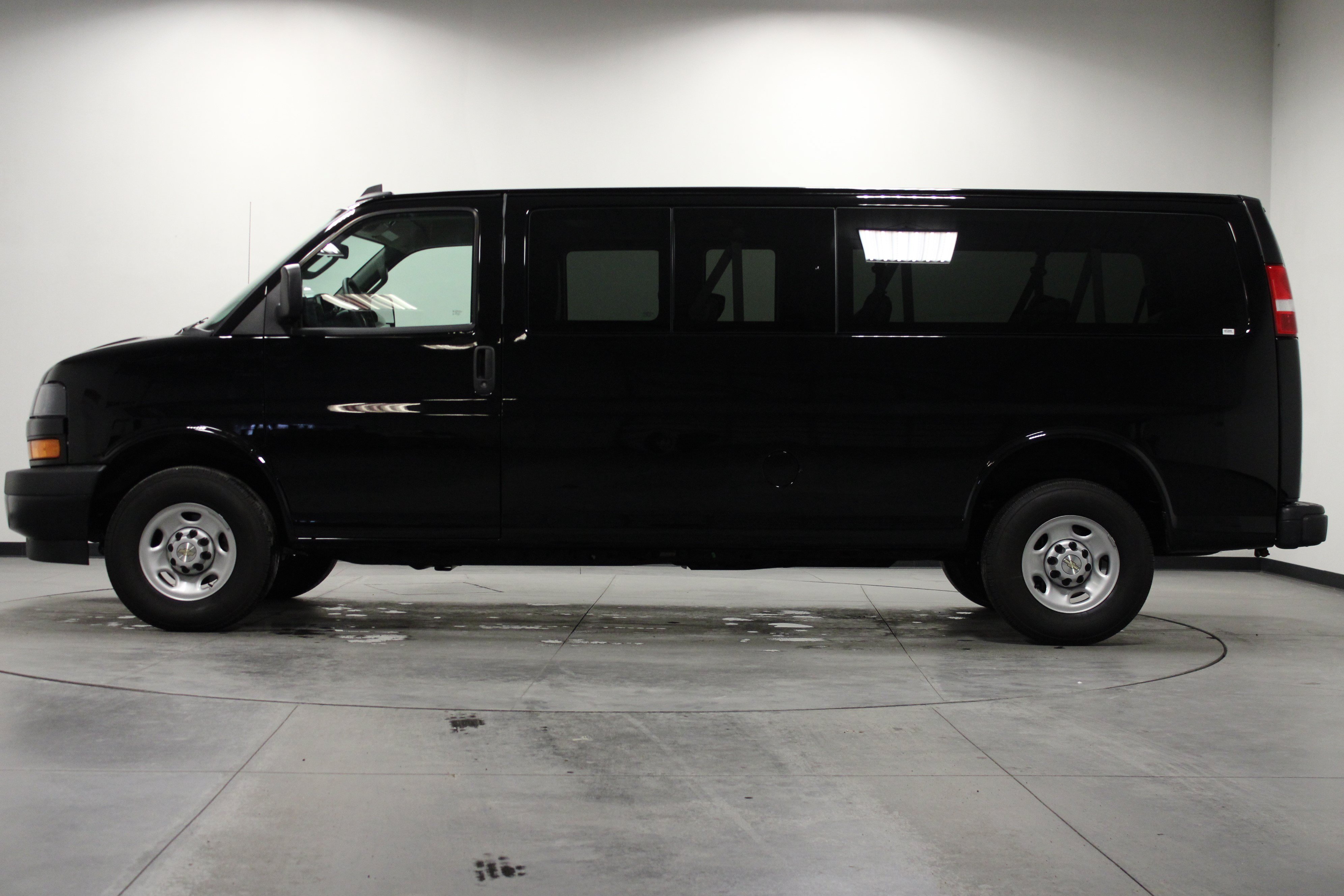 Used 2025 Chevrolet Express 3500 LS RWD image 7
