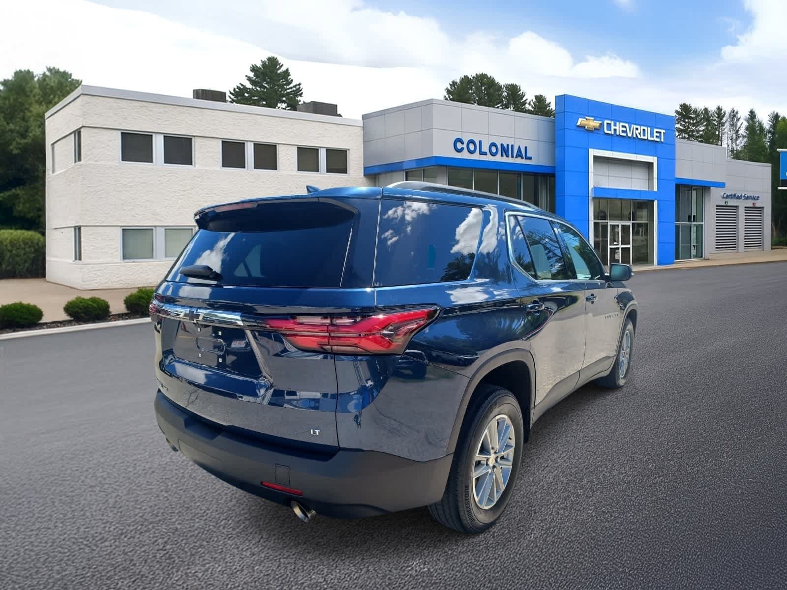 Used 2023 Chevrolet Traverse LT w/ Rear Camera Mirror Package AWD/4WD image 4