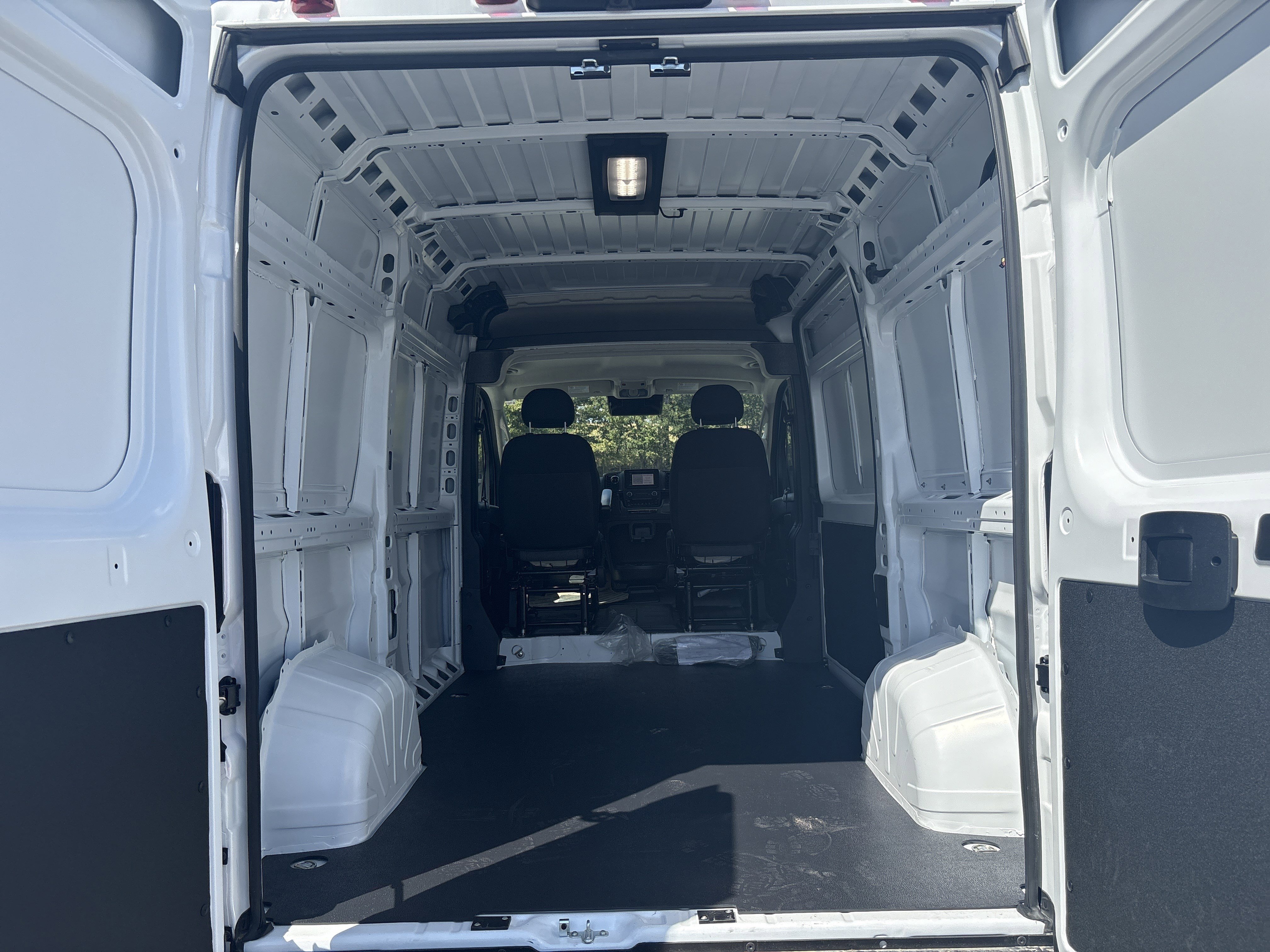 New 2025 RAM ProMaster 2500 w/ Convenience Group FWD image 12