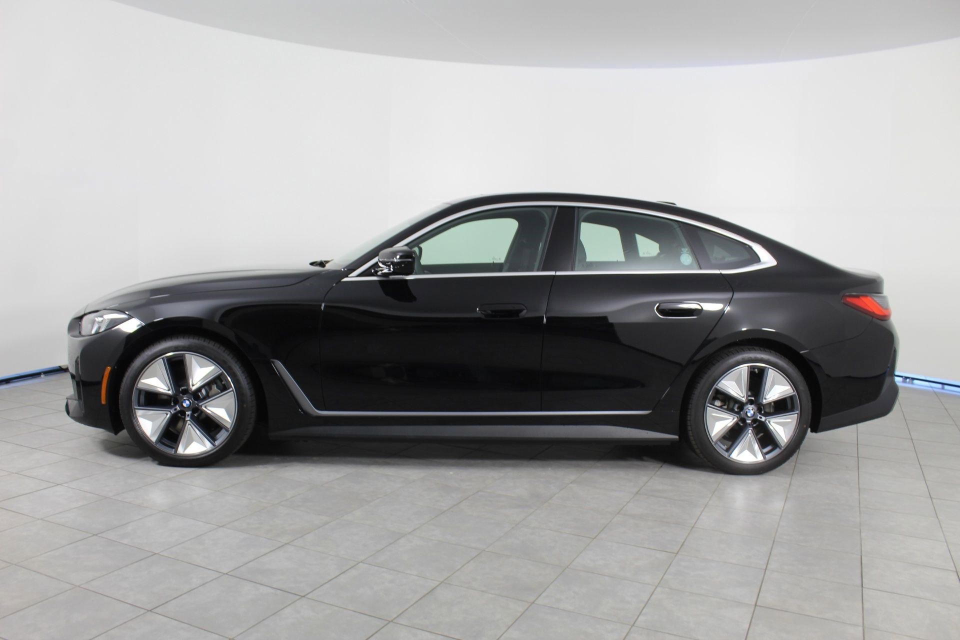 Used 2025 BMW i4 xDrive40i AWD/4WD image 2