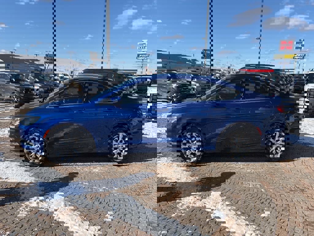 Used 2016 Chrysler 200 Limited w/ Convenience Group image 2