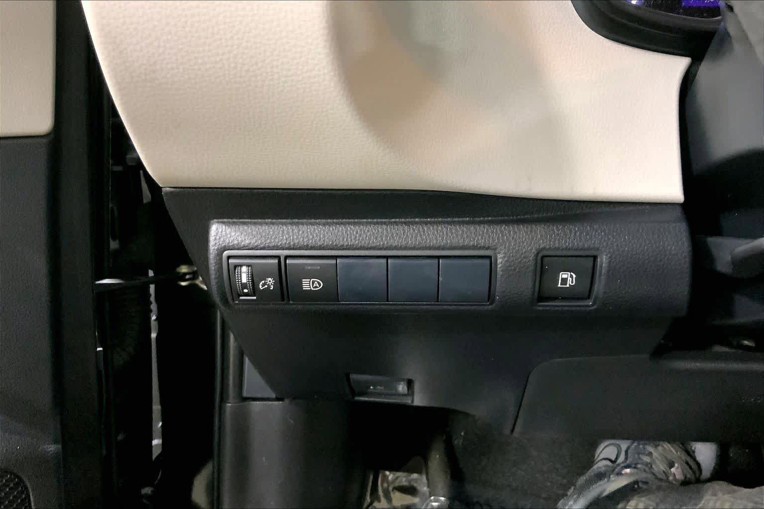 Used 2020 Toyota Corolla LE FWD image 34