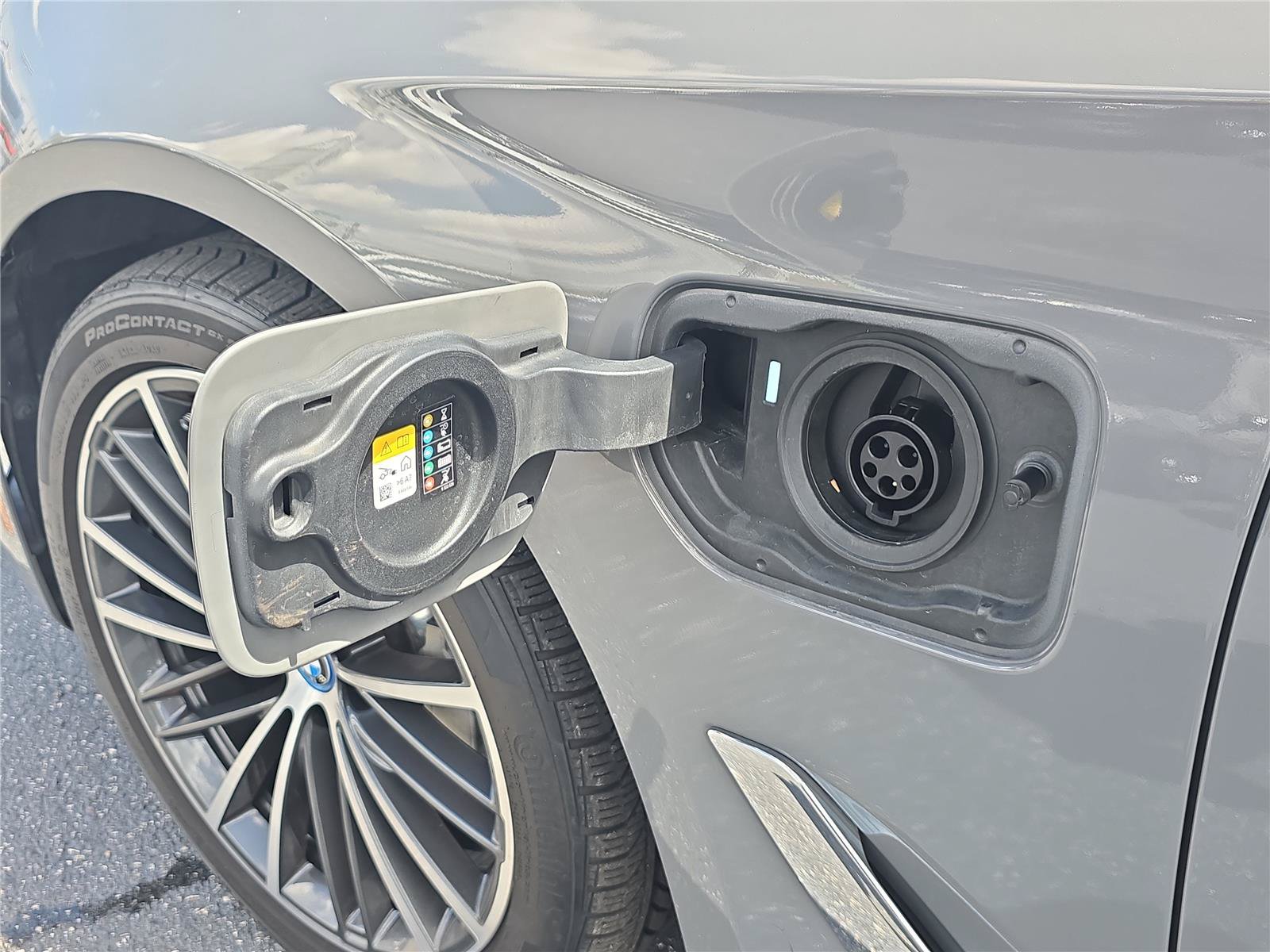 Used 2022 BMW 530e w/ Premium Package RWD image 8