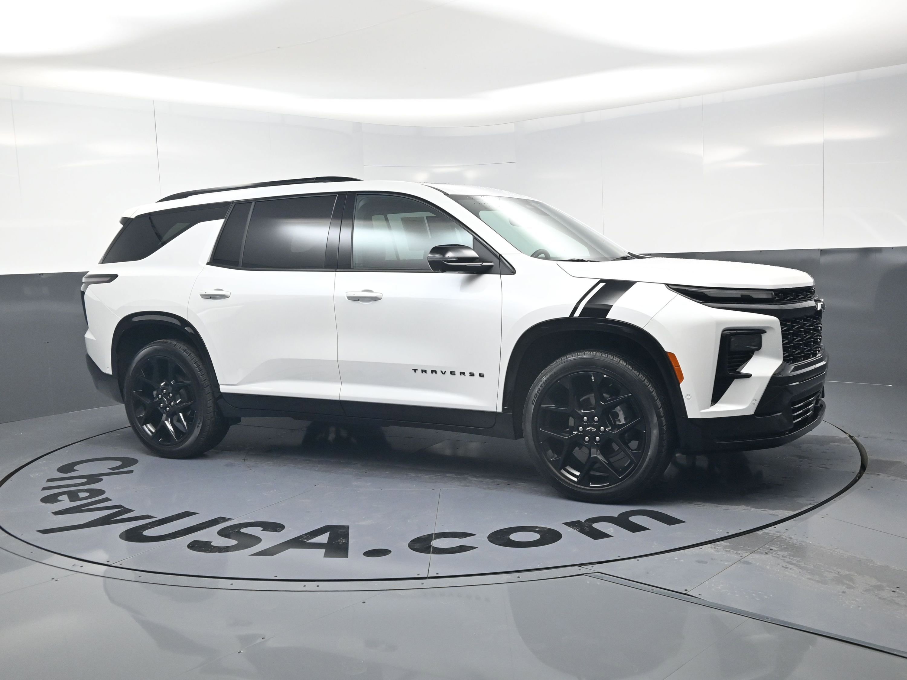 Used 2025 Chevrolet Traverse RS image 2