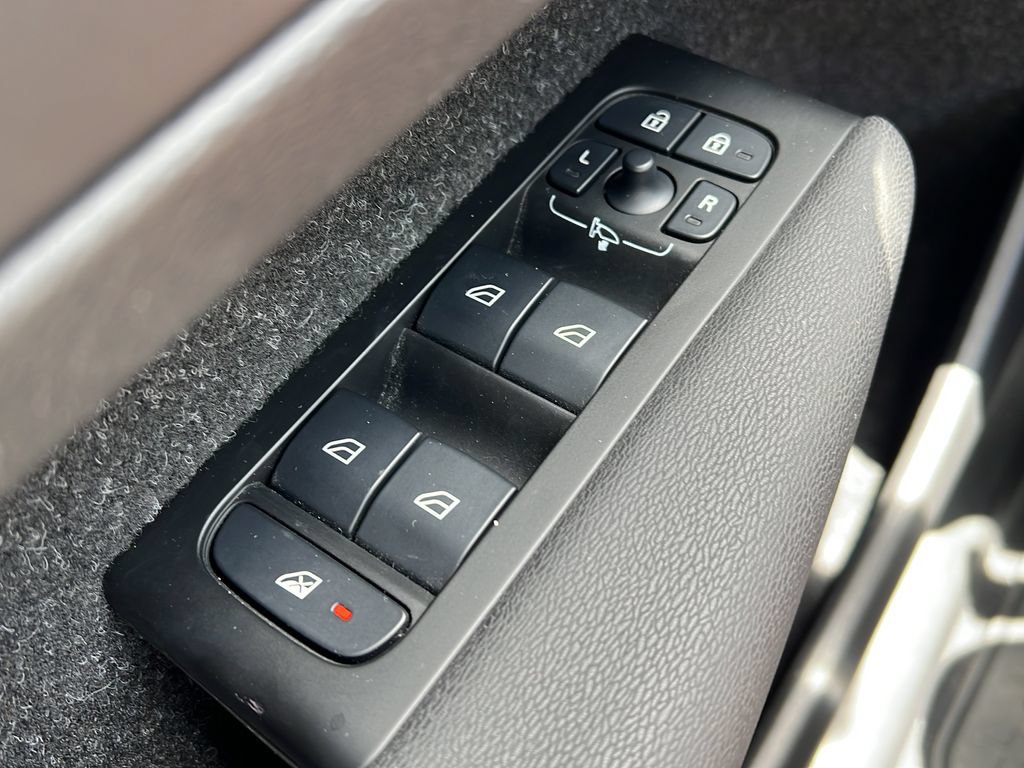 Used 2022 Volvo XC40 T5 R-Design w/ Advanced Package AWD/4WD image 29