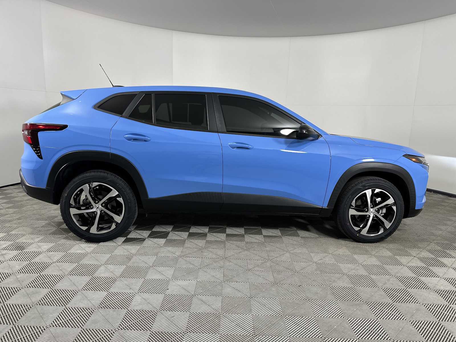 Used 2024 Chevrolet Trax RS w/ Sunroof Package FWD image 8