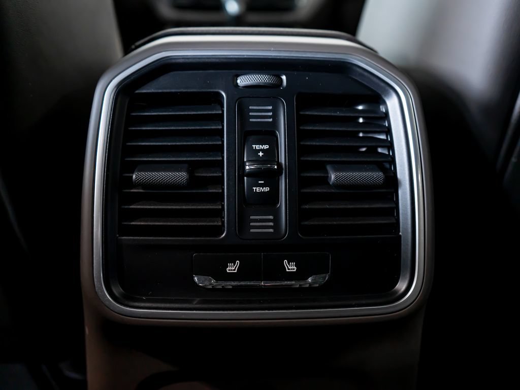 Certified 2025 Porsche Macan AWD/4WD image 26