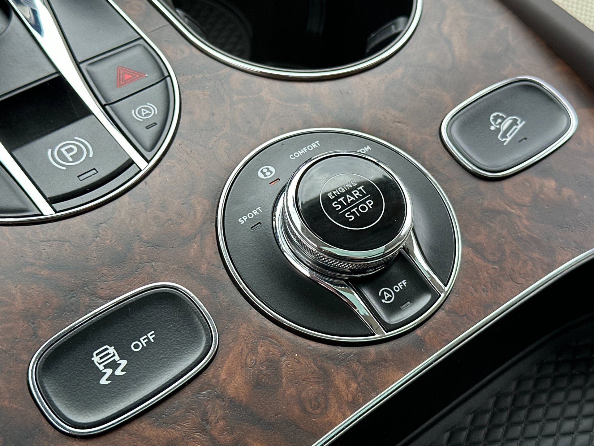 Used 2025 Bentley Bentayga image 26