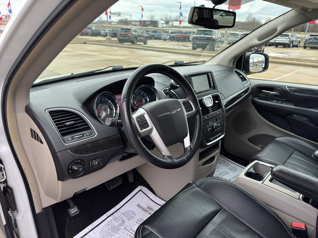 Used 2015 Chrysler Town & Country Touring-L w/ Driver Convenience Group FWD image 9