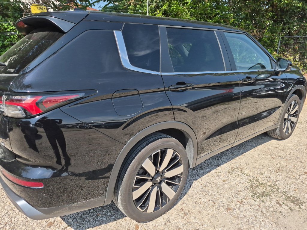 Used 2025 Mitsubishi Outlander SE AWD/4WD image 3