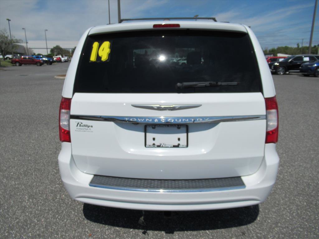 Used 2014 Chrysler Town & Country Touring image 6