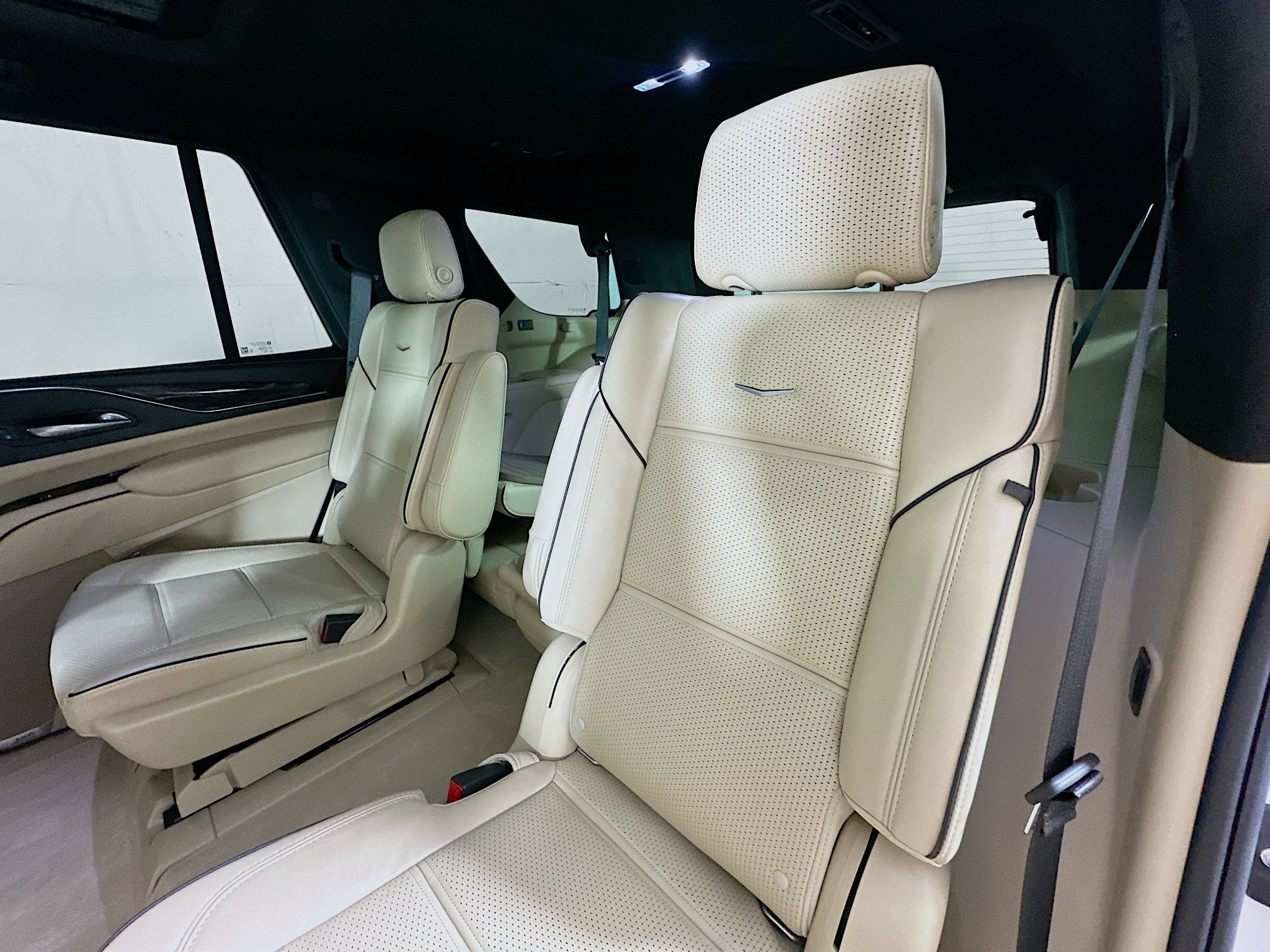 Used 2022 Cadillac Escalade Premium Luxury w/ Performance Package AWD/4WD image 25