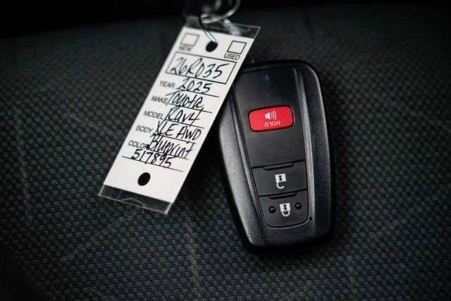 Used 2025 Toyota RAV4 XLE AWD/4WD image 12
