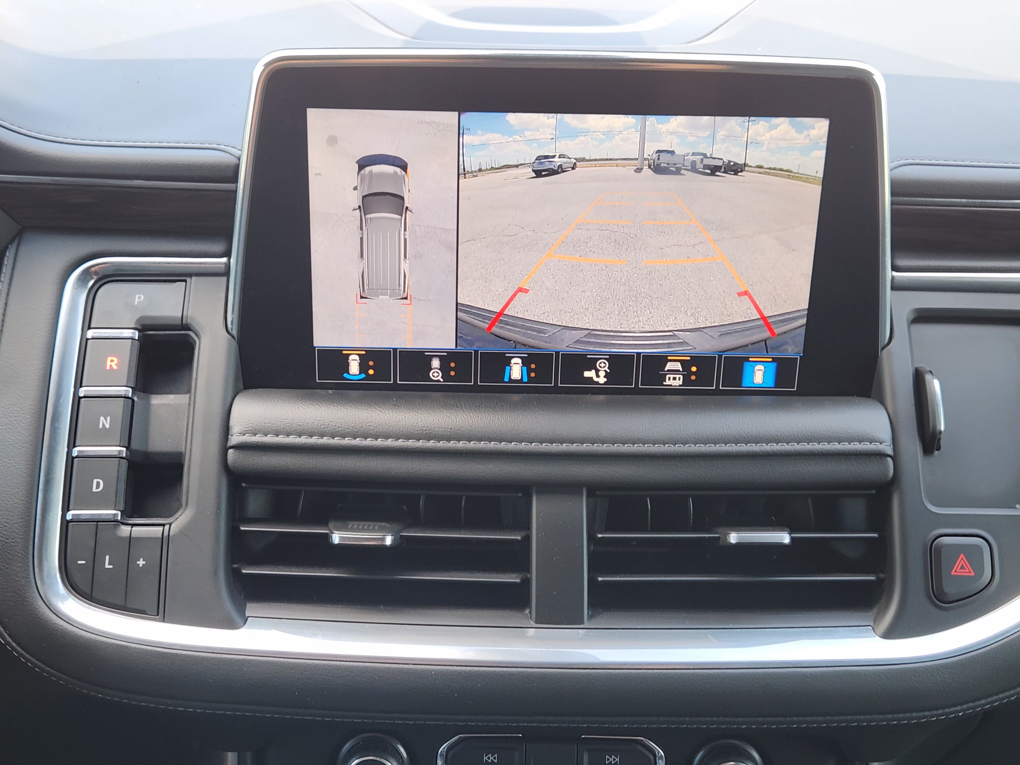 Used 2021 Chevrolet Suburban Z71 w/ Z71 Off-Road Package AWD/4WD image 17