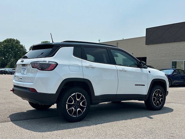 Used 2025 Jeep Compass Trailhawk AWD/4WD image 6