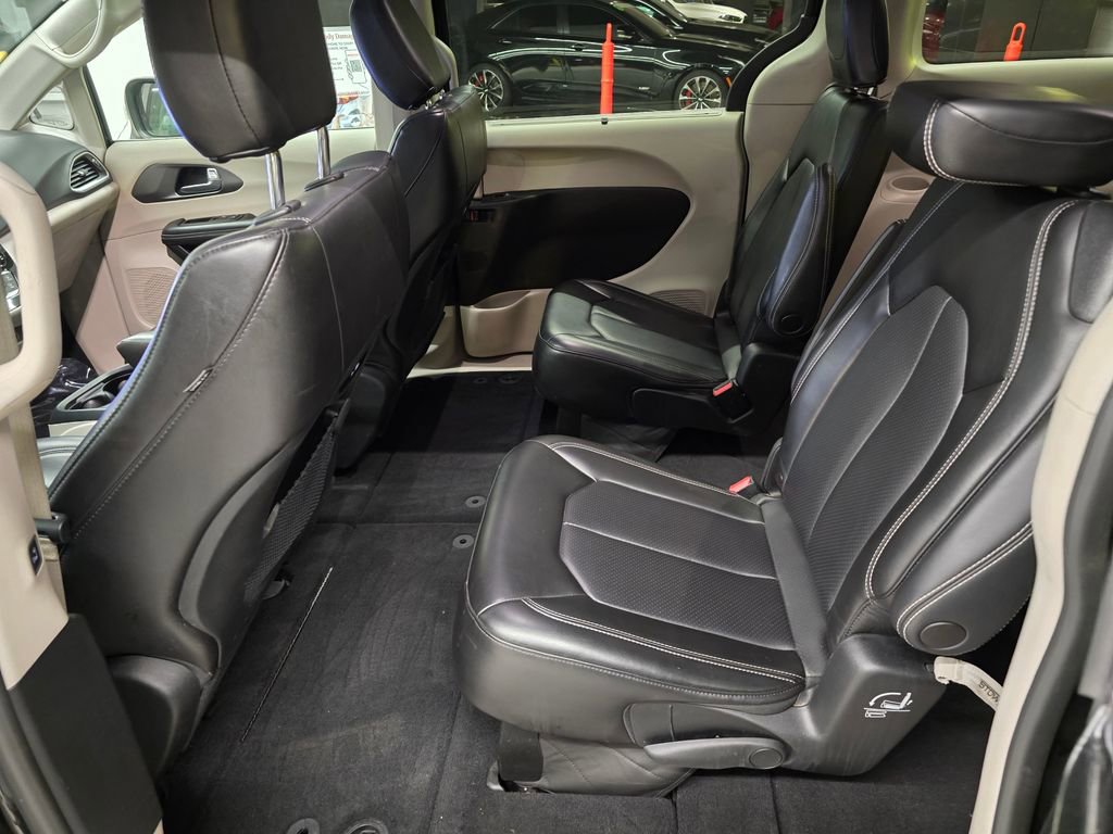 Certified 2023 Chrysler Pacifica Touring-L FWD image 28