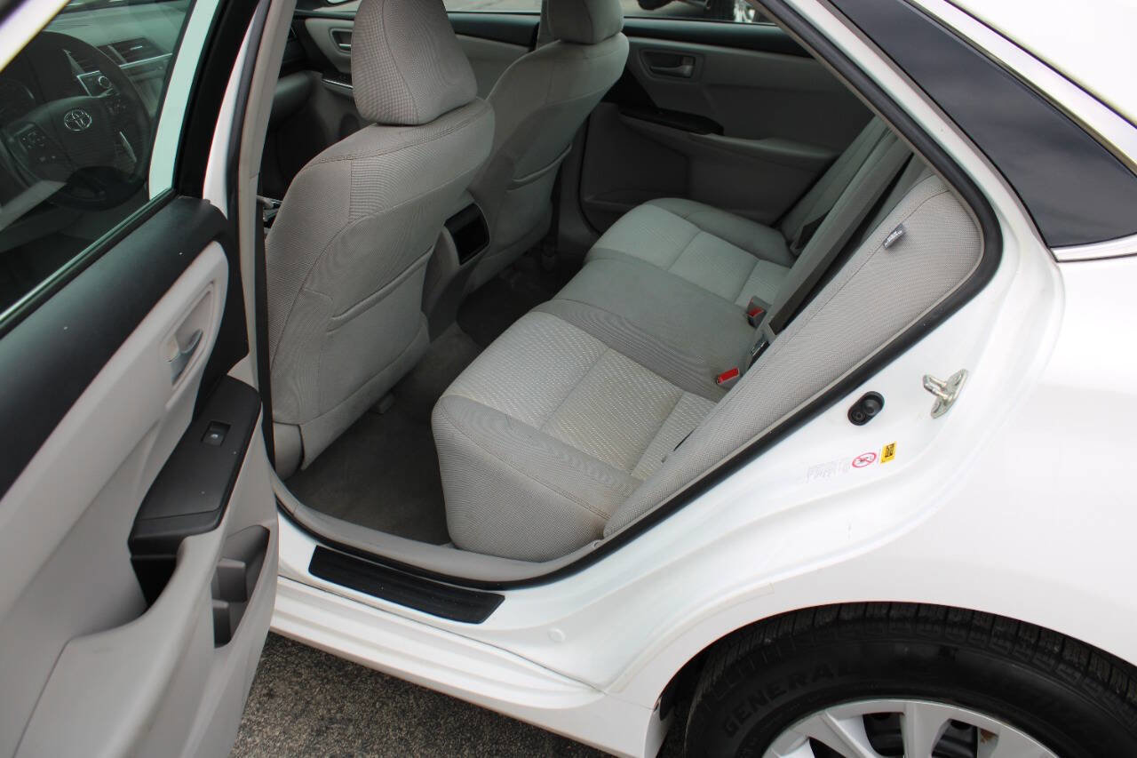 Used 2016 Toyota Camry LE image 31