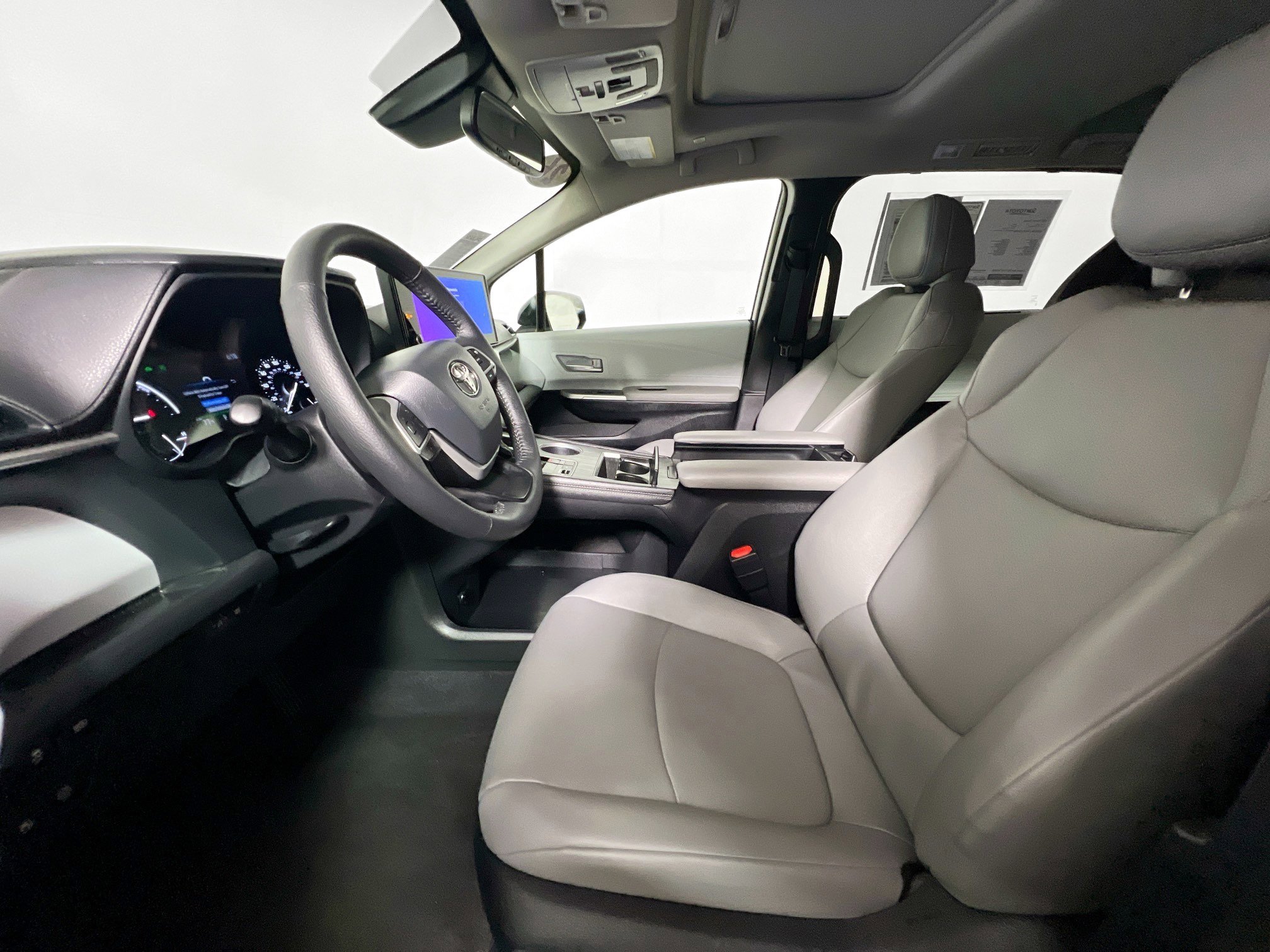 Used 2026 Toyota Sienna XLE image 14