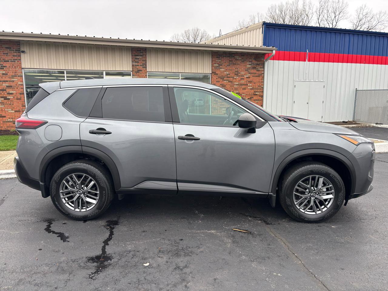 Used 2023 Nissan Rogue S AWD/4WD image 2