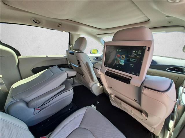 Used 2018 Chrysler Pacifica Limited w/ Advanced Safetytec Group FWD image 25