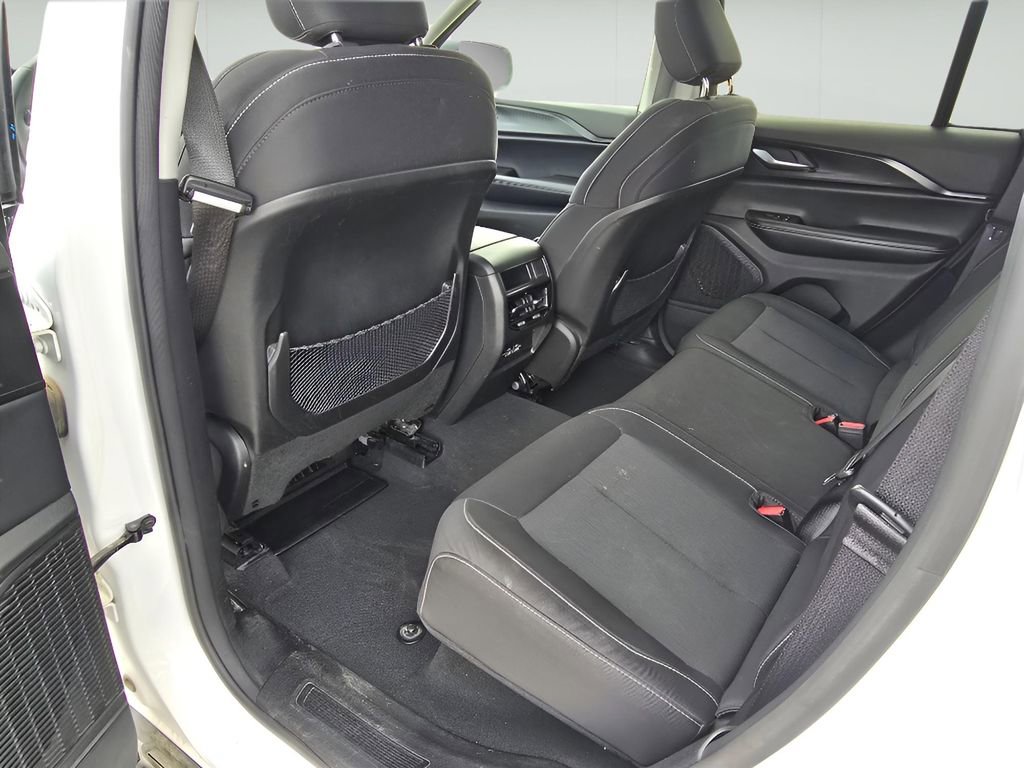 Used 2024 Jeep Grand Cherokee Laredo image 28