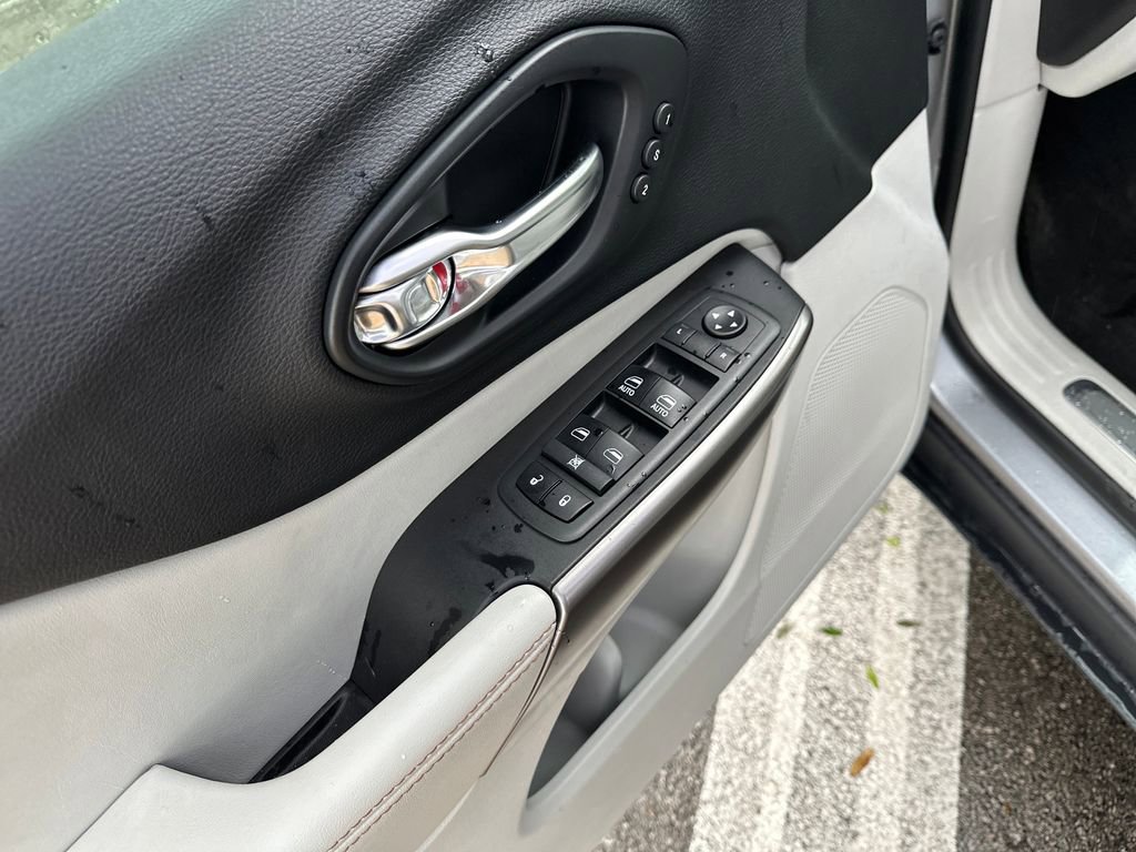 Used 2019 Jeep Cherokee Limited w/ Luxury Group AWD/4WD image 16