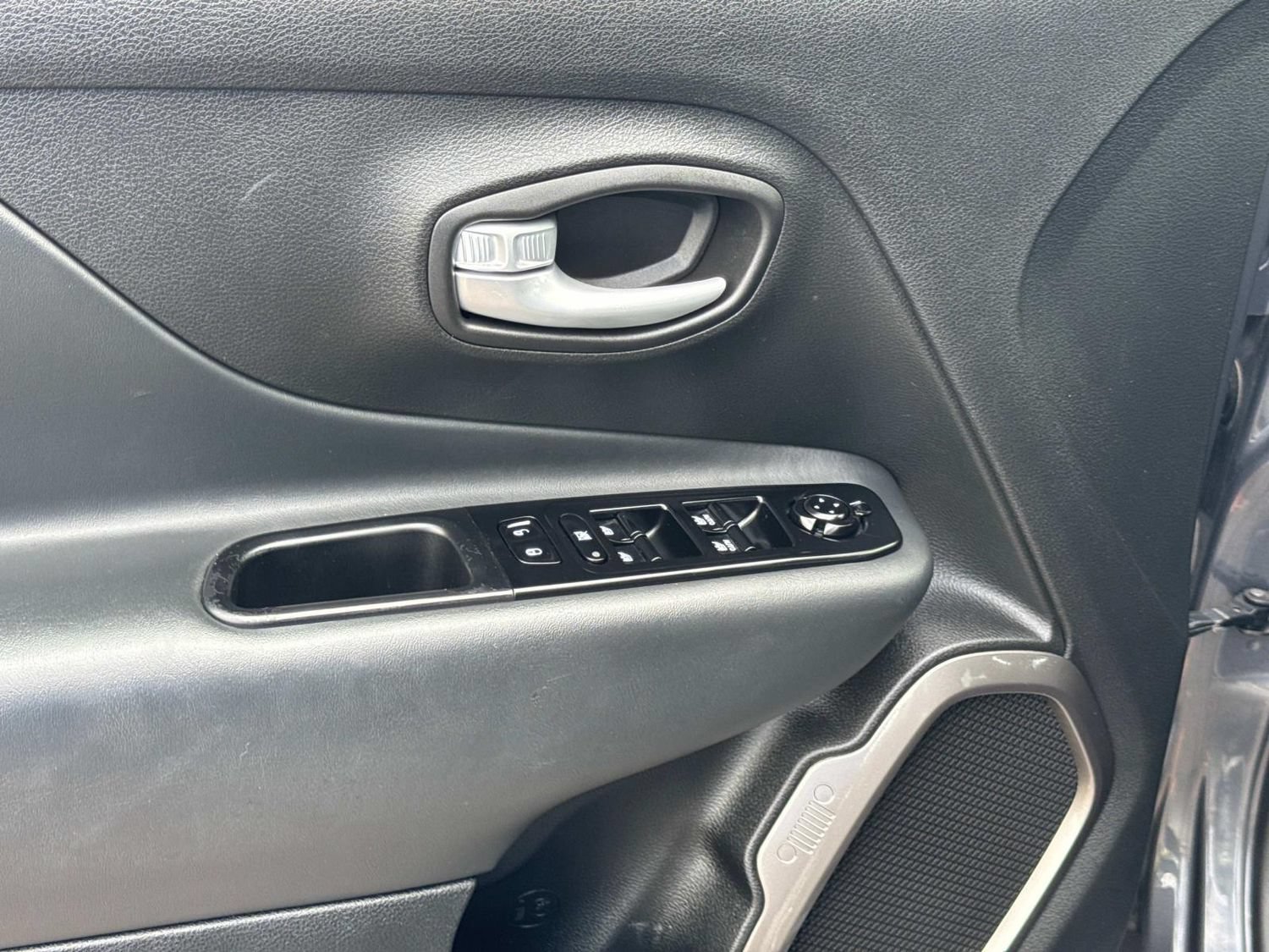 Used 2023 Jeep Renegade Latitude AWD/4WD image 27